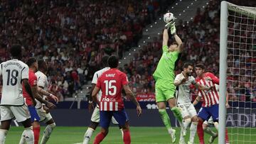 Kepa Arrizabalaga se hace con el balón durante un lance en el pasado derbi jugado en el Civitas Metropolitano.