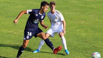 Una jugada del amistoso Lugo-Castilla disputado en el Estadio Cantarrana de Viveiro.