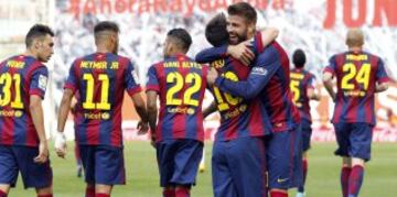 Messi celebra con Piqué el 0-1.