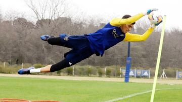 AME4324. EZEIZA (ARGENTINA), 14/09/2020.- Fotografía cedida por Boca Juniors de su arquero Esteban Andrada durante un entrenamiento el 9 de septiembre de 2020 en el Centro de Entrenamiento de Boca Juniors en Ezeiza (Argentina). El parón de la Copa Libertadores por la pandemia del coronavirus terminará este martes, 187 días después, cuando la pelota rodará simultáneamente con el inicio de los partidos de Colo Colo contra Peñarol en Santiago de Chile y Wilstermann frente al Athletico Paranaense en Cochabamba. EFEJavier García Martino/Photogamma/BOCA JUNIORS/ SOLO USO EDITORIAL/NO VENTAS