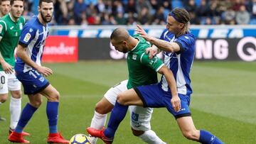 GRAF3896. VITORIA (ÁLAVA), 21/01/2018.- El centrocampista del Leganés, Omar Ramos (2d), lucha por el balón con el defensa del Deportivo Alavés, Alexis Ruano (d), durante el partido de la vigésima jornada de la Liga de Pr
