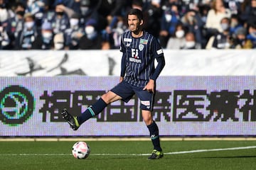 El futbolista canario Carlos Gutiérrez llegó con veintisiete años de edad a Japón para vestir la camiseta del Avispa Fukuoka con un contrato por dos años y con el que conseguirá el ascenso a la J1 League. Actualmente juega en el Tochigi de la Segunda División nipona.