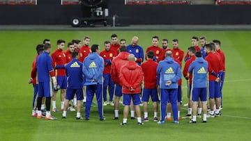 Los jugadores de España, sobre el estadio de Wembley, donde juegan este martes frente a Inglaterra,