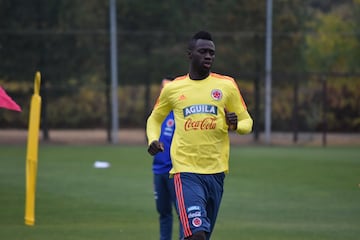 La Selección Colombia entrenó con todos los convocados pero perdió a Santiago Arias por lesión.