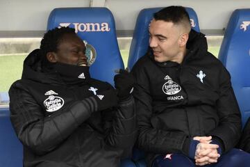 Pione Sisto charla con Iago Aspas en la previa de un partido del Celta de Vigo.