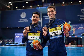 Adrián Abadía y Nico García Boissier, con su reluciente bronce.