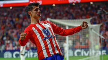 El delantero del Atlético de Madrid Álvaro Morata celebra su segundo gol ante el Real Madrid durante el partido de la sexta jornada de LaLiga que disputan ambos clubes este domingo en el estadio Cívitas Metropolitano. Título con el Atleti.