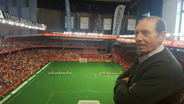 Quini posa con el estadio de El Molinón detrás