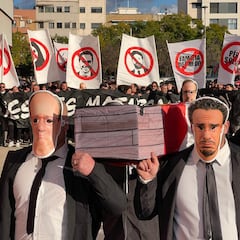 Un ataúd preside la manifestación contra el Consejo del Sevilla
