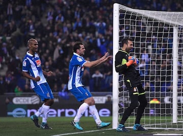 Diego López celebró la parada del penalti lanzado por Leo Messi.