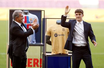 Soccer Football - FC Barcelona's Gavi signs a new contract - Camp Nou, Barcelona, Spain - September 15, 2022 FC Barcelona president Joan Laporta applauds as Gavi acknowledges fans during the presentation REUTERS/Albert Gea