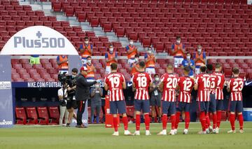 El partido liguero ante la Real Sociedad, ¨²ltimo del curso, supuso la despedida del Mono Burgos del Atl¨¦tico. El club quiso homenajearlo como se lo merec¨ªa despu¨¦s de once a?os y medio en la entidad, tres temporadas como jugador (logr¨® el ascenso a Primera tras dos a?itos en el infierno) y ocho a?os y medio como ayudante del Cholo Simeone. Posteriormente estuvo con el equipo en la Champions en Lisboa, pero ante la Real dijo adi¨®s Mono Burgos, otra leyenda del Atleti.