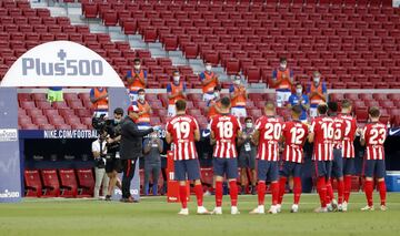 El partido liguero ante la Real Sociedad, último del curso, supuso la despedida del Mono Burgos del Atlético. El club quiso homenajearlo como se lo merecía después de once años y medio en la entidad, tres temporadas como jugador (logró el ascenso a Primera tras dos añitos en el infierno) y ocho años y medio como ayudante del Cholo Simeone. Posteriormente estuvo con el equipo en la Champions en Lisboa, pero ante la Real dijo adiós Mono Burgos, otra leyenda del Atleti.