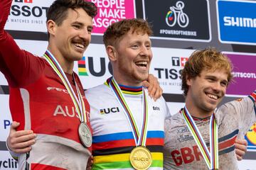 Podio de la modalidad de descenso con bici de montaña en los Mundiales de Ciclismo de Glasgow 2023.
