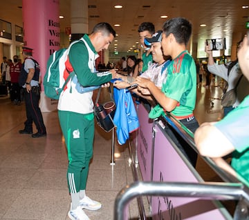 Funes Mori atiende a los aficionados en Barcelona