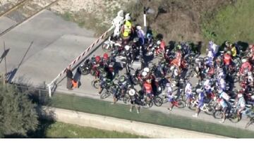 Un paso a nivel para al grupo en la persecución de una escapada