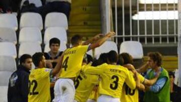 <b>EL GRUPO DE LA ESPERANZA. </b>La plantilla se abraza a Sergio García después de marcar el tanto de la victoria el sábado ante el Racing.