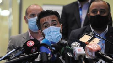 AME6181. BUENOS AIRES (ARGENTINA), 06/11/2020.- Leopoldo Luque, médico del exfutbolista argentino, Diego Maradona, habla a la prensa frente a la clínica Olivos donde se encuentra internado hoy viernes, en Buenos Aires. El astro del fútbol Diego Maradona, que fue internado el lunes pasado y posteriormente intervenido de un edema en el cerebro, insiste en dejar el hospital, aunque su médico declina darle el alta para que pueda continuar con un tratamiento de abstinencia. EFE/ Enrique García Medina