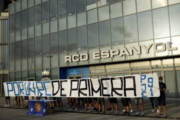 La Peña Juvenil, este jueves en las puertas del RCDE Stadium.