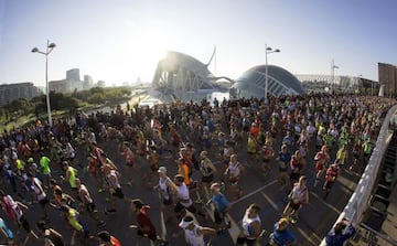 Corredores del Marat&oacute;n de Valencia 2015 a su paso por la Ciudad de las Artes y las Ciencias de Valencia.