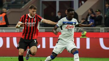 Milan (Italy), 20/04/2025.- Atalanta's defender Odilon Kossounou in action against AC Milan's forward Santiago Gimenez during the Italian Serie A soccer match AC Milan vs Atalanta at Giuseppe Meazza Stadium in Milan, Italy, 20 April 2025. (Italia) EFE/EPA/Roberto Bregani