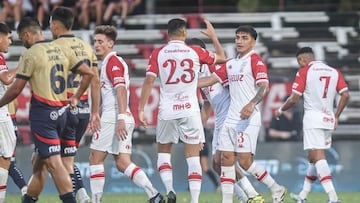 AME4116. MONTEVIDEO (URUGUAY), 13/01/2026.- César Ibáñez (c-d) y Leonardo Sequeira (c) de Huracán celebran un gol este martes, en un partido amistoso entre Huracán y Cerro Porteño en el Estadio Parque Federico Saroldi, en Montevideo (Uruguay). EFE/ Gastón Britos
