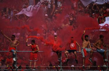 Los seguidores del equipo rojo animando pese a la derrota.