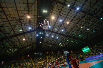 La Selección Colombia de voleibol detonó alegría en el Coliseo El Salitre al ganarle a Perú 3-0. El país sueña con un cupo a Tokio que se define contra Argentina.