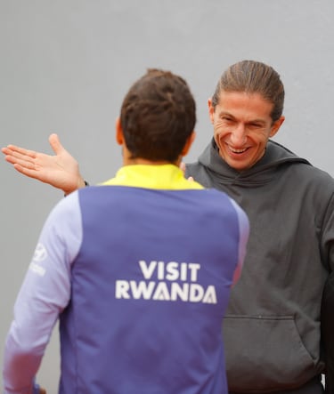Filipe Luis, visita sorpresa en el entrenamiento del Atleti