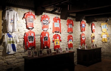 Una muestra de la exposición de los maillots de Davi Martín.