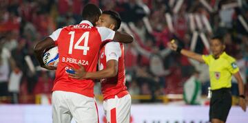 Con goles de Juan Roa, Jhon Pajoy y autogol de Eder Castañeda, Santa Fe venció al América en El Campín de Bogotá. Toma un respiro y escala en la tabla de la Liga.