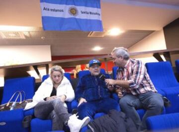 Diego Maradona alentando a Argentina en Zagreb. 