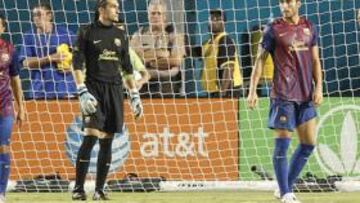 <b>IMPOTENCIA. </b>Los mexicanos alucinaron con la goleada que le infligieron al Barcelona, mientras Pinto parece no creérselo.