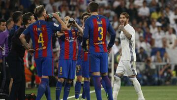 Ramos, al ser expulsado mirando a Piqué.