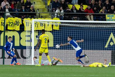 1-2. Gran combinación del Atlético. Ángel Correa toca para César Azpilicueta, éste asiste a Saúl Ñíguez en la frontal  del área y, con el interior del pie izquierdo, la pega raso y ajustado al palo para superar a Filip Jorgensen.