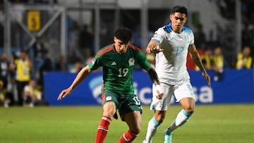 Mexico's defender Jorge Sanchez (L) and Honduras' forward Luis Palma fight for the ball during the Concacaf Nations League quarterfinal leg 1 football match between Honduras and Mexico at the Estadio Nacional stadium in Tegucigalpa on November 17, 2023. (Photo by Orlando SIERRA / AFP)