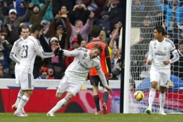 El defensa del Real Madrid Sergio Ramos celebra con sus compañeros, el gol marcado ante la Real Sociedad, el segundo del equipo, durante el partido de la vigésimo primera jornada de Liga de Primera División.