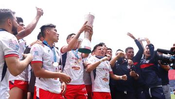 Jugadores del Irapuato festejan con el trofeo de la Liga Premier