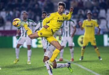 Luciano Vietto con el balón. 