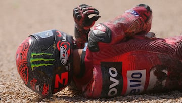 Bagnaia, en el suelo tras su caída con Álex Márquez en Aragón.