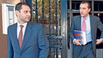 <b>YA ES OFICIAL. </b>A la firma de constitución de la Fundación acudieron Fuertes Vidal (en la foto de abajo con Quico Catalán), Ignacio Nebot (en la foto de arriba a la izquierda), Luis Foix (detrás de Mariano Durán en la foto de abajo a la izquierda), los administradores concursales, Paco Fenollosa, Miguel Ángel Ruiz y Luis Calero (en la foto de la columna de la derecha).