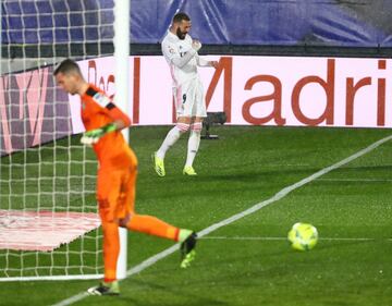 1-0. Karim Benzema celebró el primer gol.