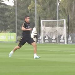 Real Madrid: James fires lovely shot into top corner in training