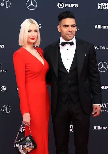 Falcao García y Lorelei Taron posan para las cámaras en los Premios Laureus que se desarrollaron en Mónaco.