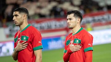 Brahim debuta con Marruecos en el partido amistoso contra Angola. En la imagen, con su compañero Achraf Akimi durante el himno nacional de los Leones del Atlas.