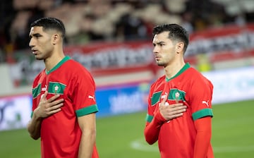 Brahim debuta con Marruecos en el partido amistoso contra Angola. En la imagen, con su compañero Achraf Akimi durante el himno nacional de los Leones del Atlas.