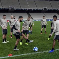 Un Ajax tocado aspira a mantener el pulso al Bayern