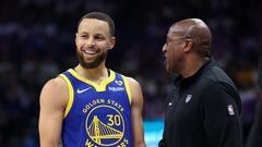 SACRAMENTO, CALIFORNIA - APRIL 16: Stephen Curry #30 of the Golden State Warriors jokes with Sacramento Kings head coach Mike Brown in the first quarter during the Play-In Tournament at Golden 1 Center on April 16, 2024 in Sacramento, California. NOTE TO USER: User expressly acknowledges and agrees that, by downloading and or using this photograph, User is consenting to the terms and conditions of the Getty Images License Agreement.   Ezra Shaw/Getty Images/AFP (Photo by EZRA SHAW / GETTY IMAGES NORTH AMERICA / Getty Images via AFP)