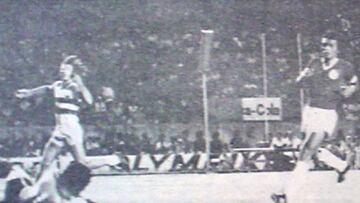 Oscar Fabbiani de Palestino anota ante la mirada de Elías Figueroa, quien jugó su último partido en Inter ante los árabes en 1977.