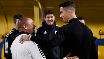 El delantero portugués del Al Nassr FC, Cristiano Ronaldo, saluda a Roberto Carlos. 